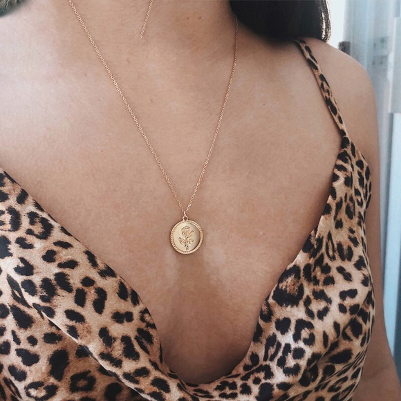 Jewelry - 18k Gold Dainty Flower Rose Necklace